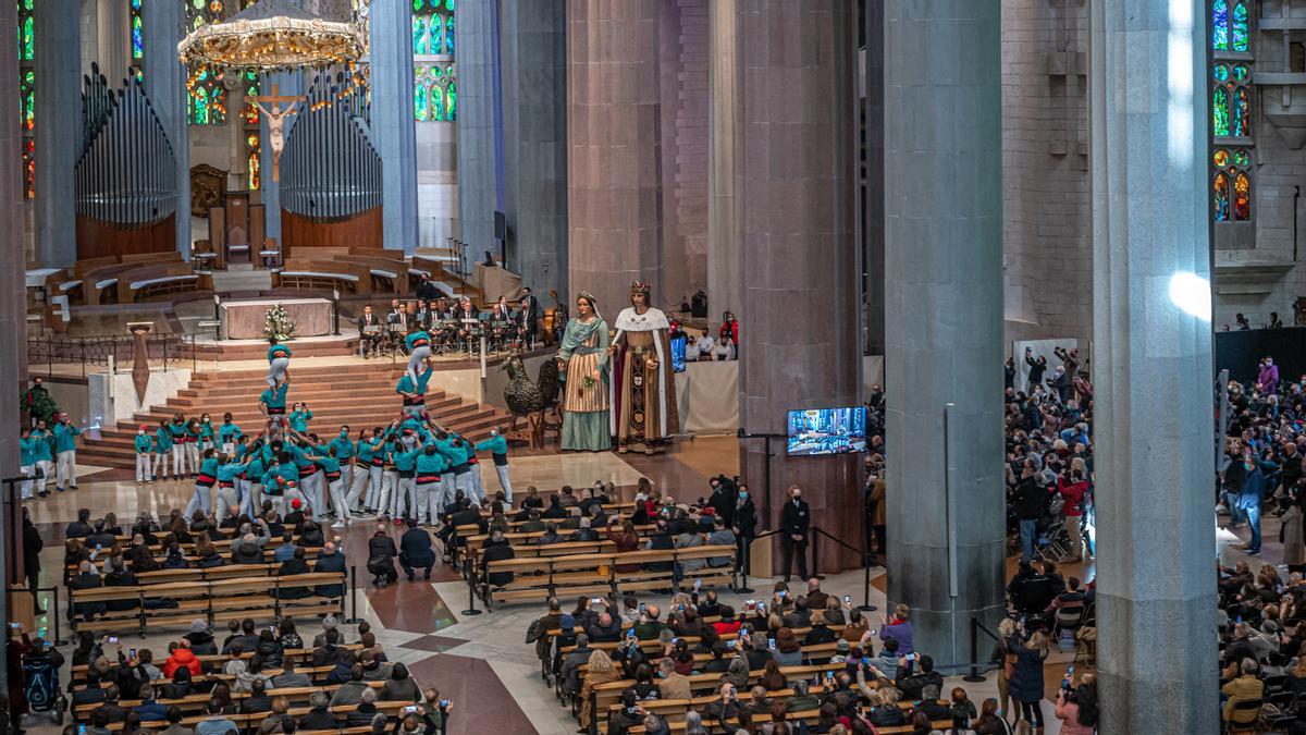 Fiesta popular dentro de la basílica de la Sagrada Familia, dentro de los actos de encendido de la estrella de la torre de la Virgen María.