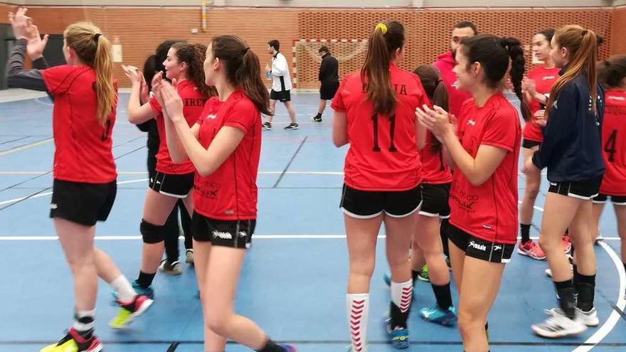 Las jugadoras del Ángel Óptico Varilux celebran un triunfo con el público.