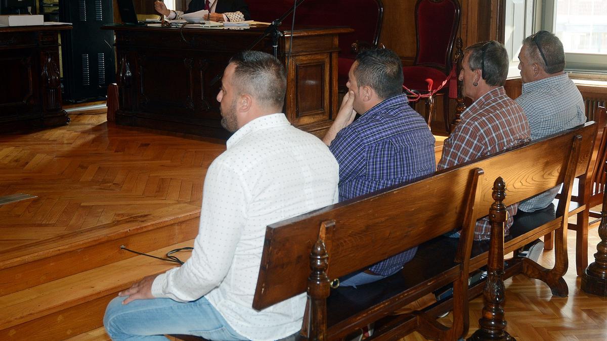 Magdalena, en la derecha, durante el juicio en la Audiencia de Pontevedra.