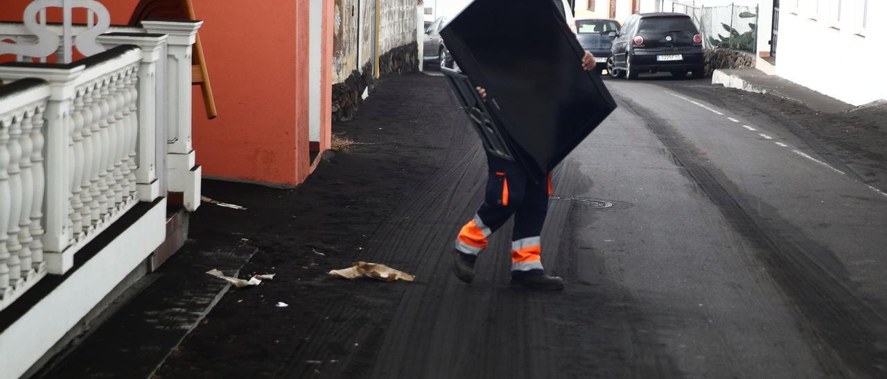 Ordenan la evacuación de varios núcleos en La Palma debido al avance de la lava del volcán en La Palma