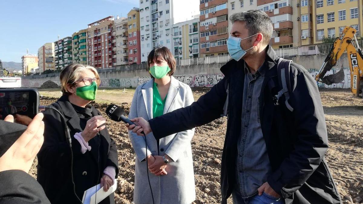 Mar González e Inés Sabanés responden a las preguntas de los periodistas en el Guadalmedina