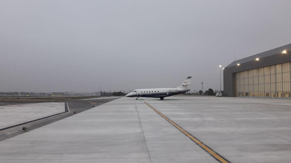 Niebla en el aeropuerto de València esta mañana.