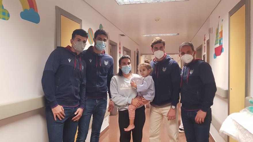 Els jugadors del Llevant UE visiten els xiquets ingressats a l&#039;Hospital de Manises