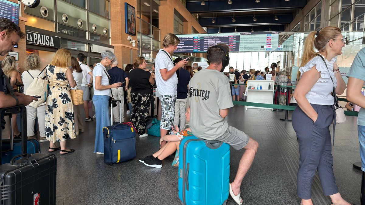 Viajeros hacen cola frante a la oficina de información de Renfe en Córdoba.