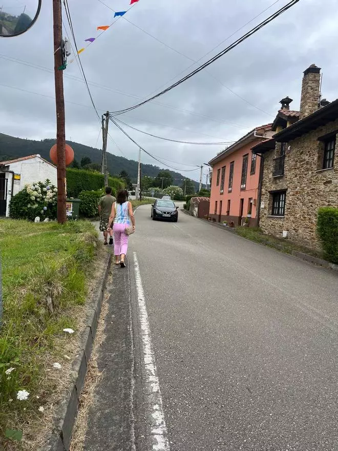 En imágenes: Los vecinos piden limitar la velocidad de los vehículos a su paso por Villademar