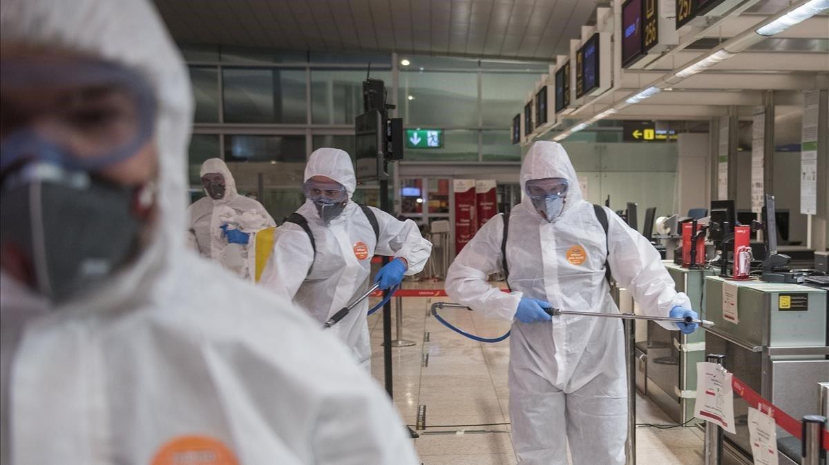 Imagen de película con la desinfección de la terminal 1 del aeropuerto de El Prat a cargo de la Unidad Militar de Emergencias (UME), el 19 de marzo.