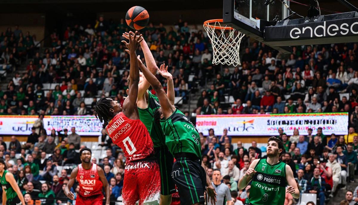 Brancou lucha por un rebote frente a los jugadores de la Penya