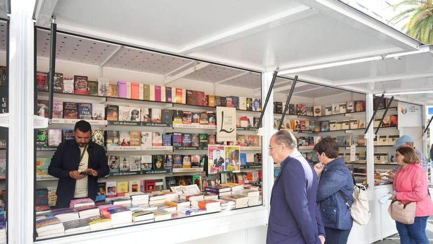 “Hay que traer autores y deben ser de aquí”: los lectores de Badajoz piden más talento local