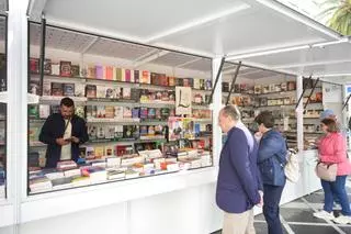 “Hay que traer autores y deben ser de aquí”: los lectores de Badajoz piden más talento local