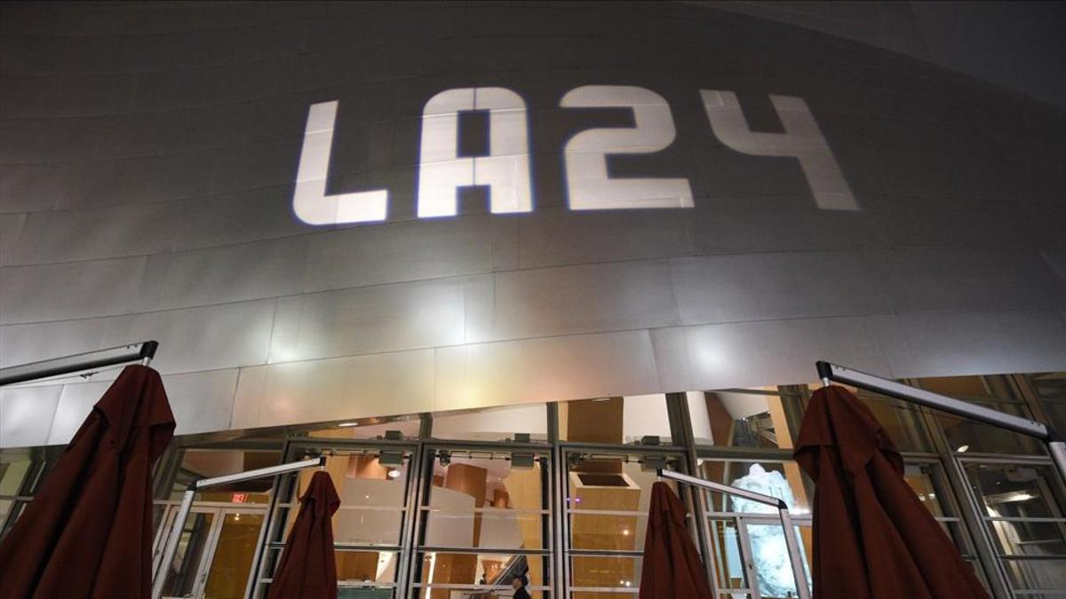 El Walt Disney Concert Hall, iluminado con el logo de Loa Angeles 2024