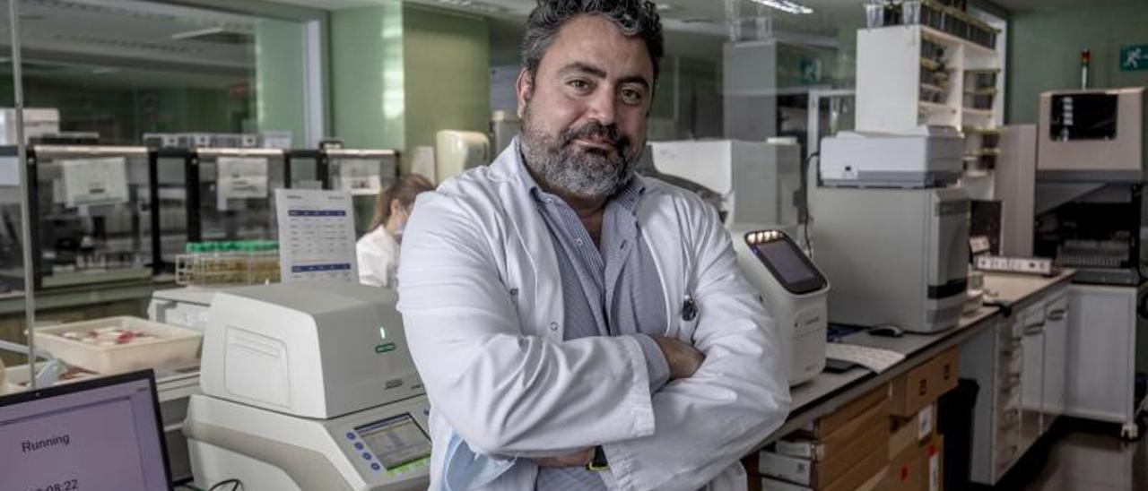 Antonio Oliver posa en el laboratorio de Microbiología de Son Espases que dirige.