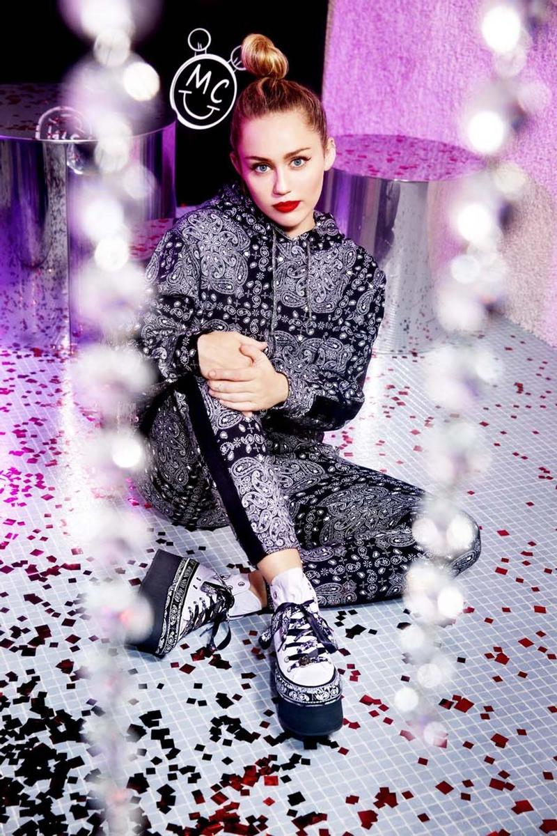 Miley Cyrus x Converse con conjunto estampado en negro