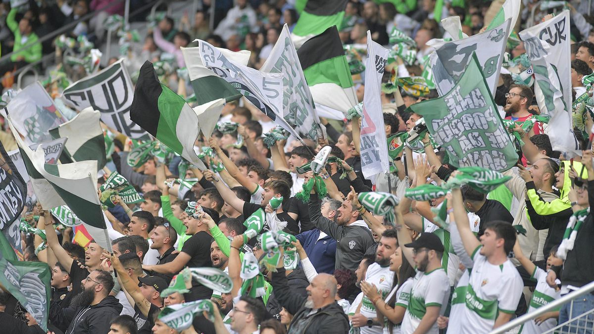 Los aficionados del Elche animan durante la temporada pasada.