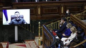 El presidente del Gobierno, Pedro Sánchez, escucha la intervención por videoconferencia del presidente de Ucrania, Volodímir Zelenski, en el pleno del Congreso, este 5 de abril de 2022.