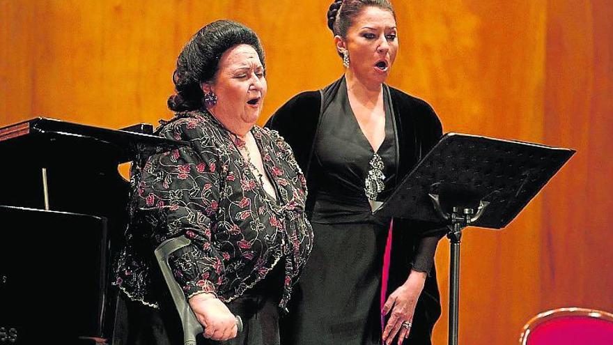 La soprano acompañada por su hija, Montserrat Martí en el Gran Teatro de Elche, en la que fue considerada una actuación histórica.