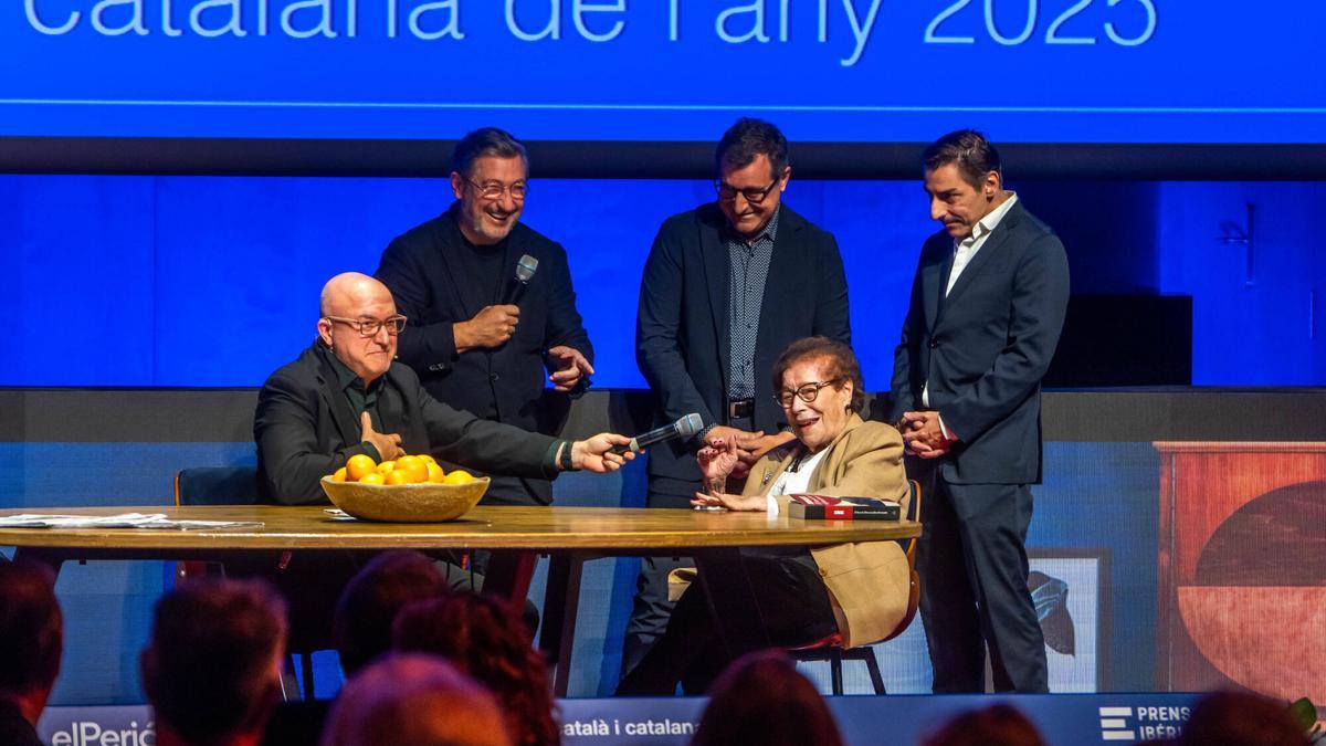 Sergi Mas charla con Montserrat Fontané y sus hijos en la gala del Català del l'Any