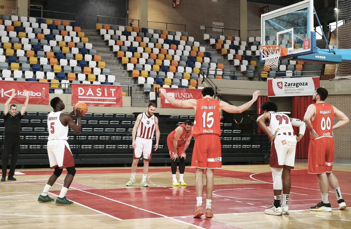 Adebayo llançant un tir lliure contra el Saragossa