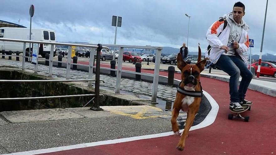 Un joven cangués practica &quot;skate longdog&quot; por el carril bici de la zona portuaria. // Gonzalo Núñez