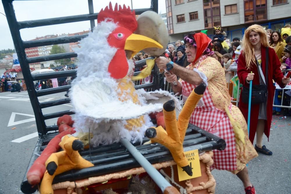 El desfile de comparsas llena las calles de la ciudad de disfraces, colores y buen humor.