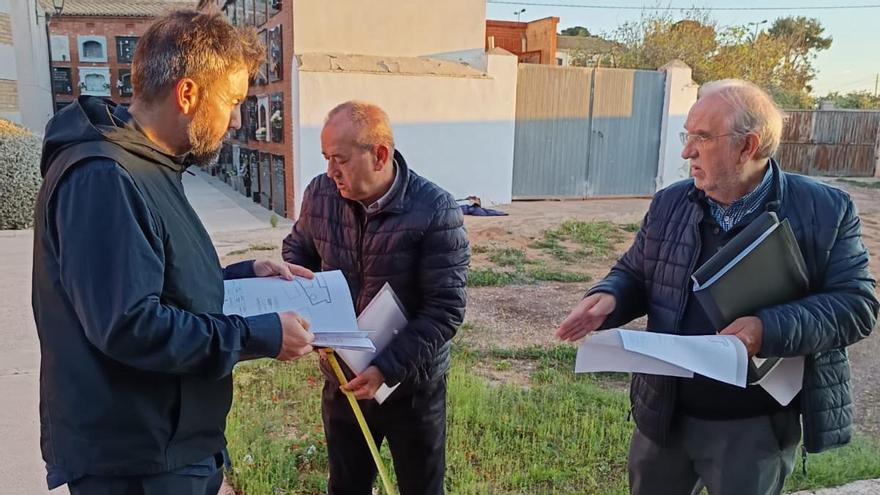 Los ediles socialistas en el cementerio de Moncada