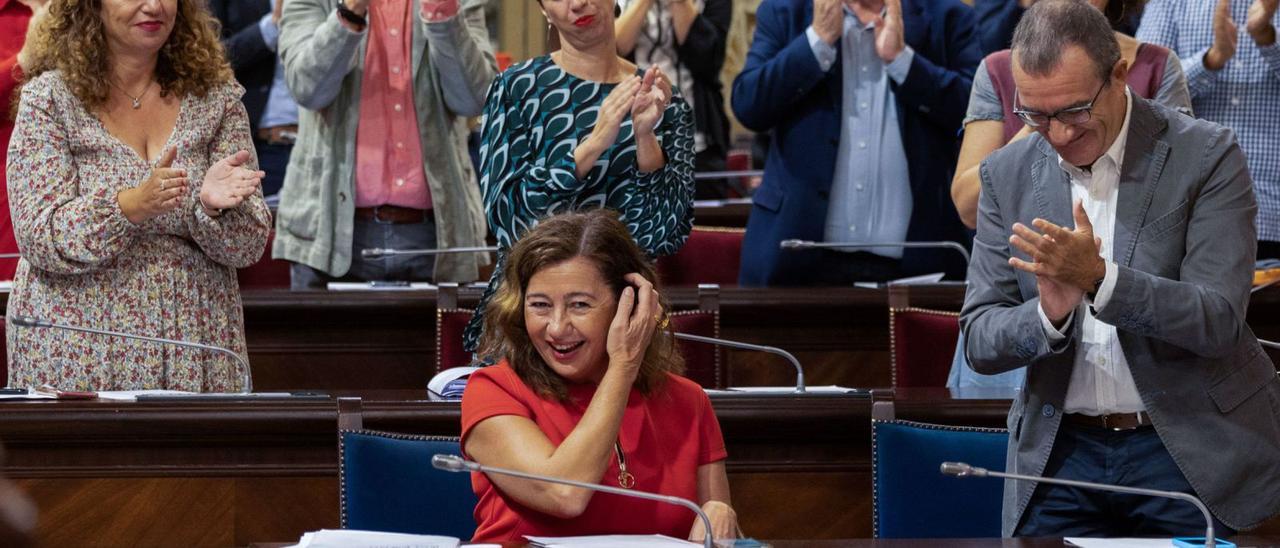 Francina Armengol, aplaudida por su partido y los socios de Més y Podemos durante el Debate de la Comunidad. | CATI CLADERA