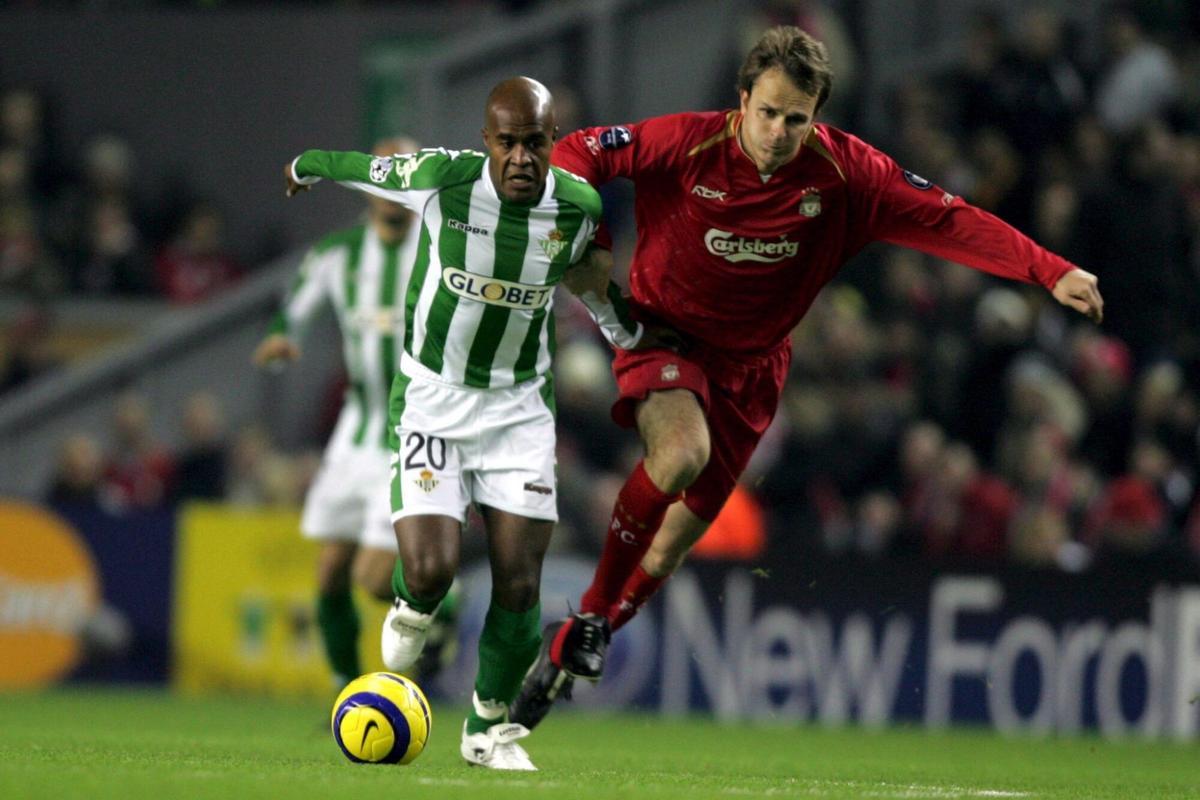 El jugador del Liverpool Dietmar Hamann (d) lucha por el balón contra Marcos Asssuncao, del Real Betis, durante su partido de la Liga de Campeones disputado en el estadio Anfield de Liverpool, Reino Unido, hoy, miércoles 23 de noviembre.