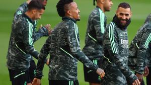 Militao y Benzema bromean durante el entrenamiento del Real Madrid en Stamford Bridge, este lunes.