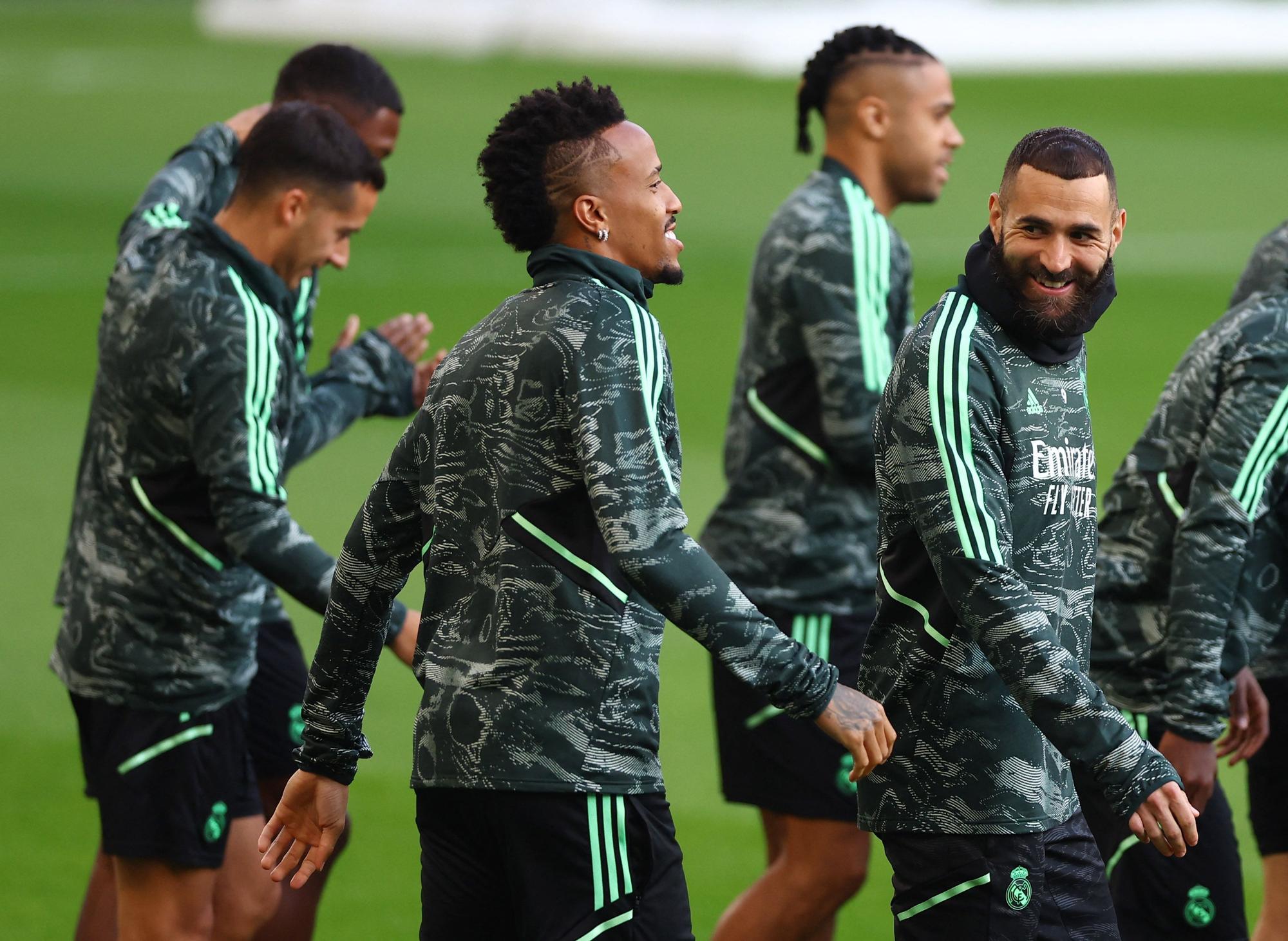 Militao y Benzema bromean durante el entrenamiento del Real Madrid en Stamford Bridge, este lunes.