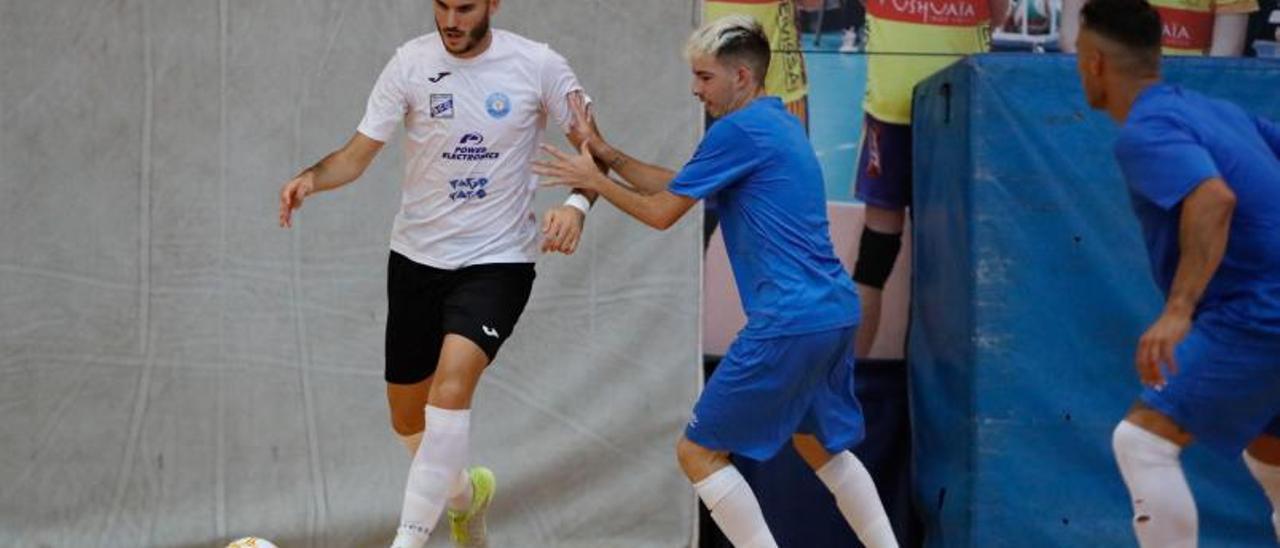 Un lance de juego de la UD Ibiza-Gasifred en uno de los amistosos de preparación de esta pretemporada frente al San Pablo.