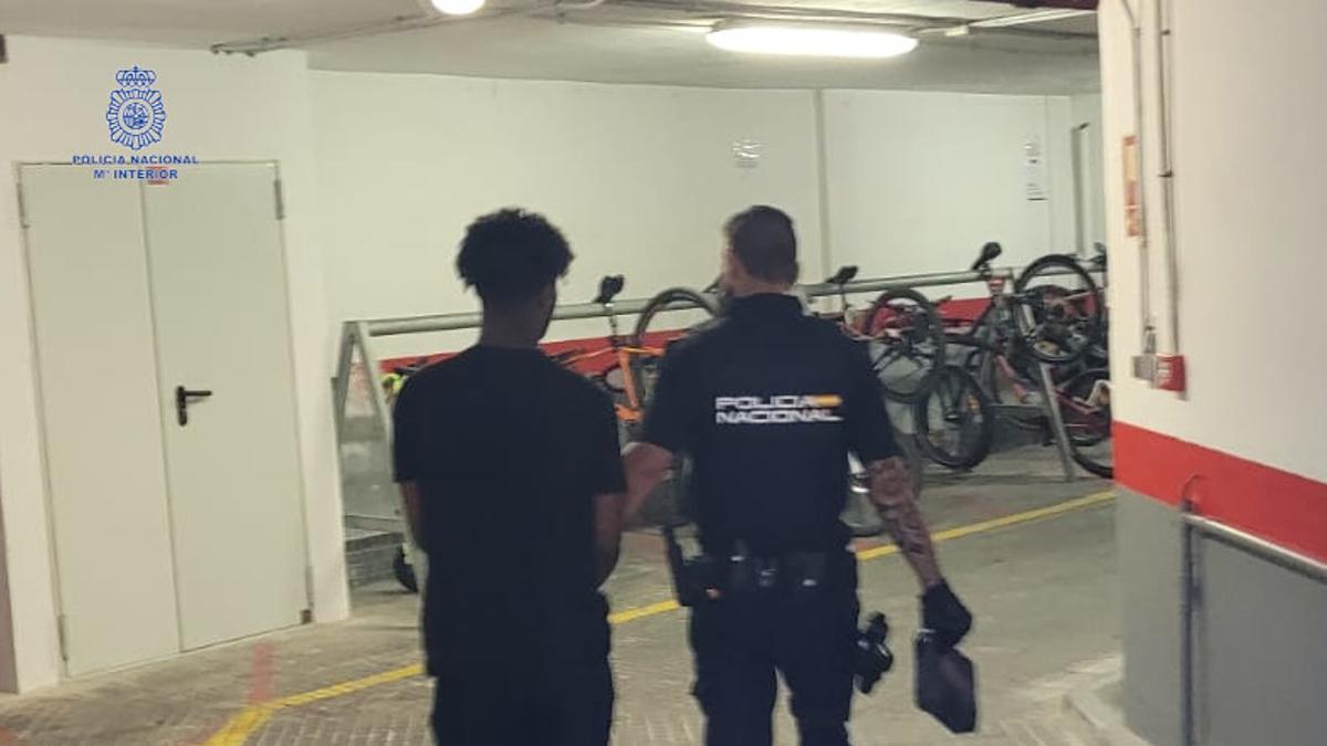 Un policía nacional lleva detenido al presunto atracador de la Estación Intermodal.