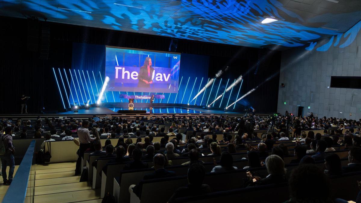 La sesión inaugural del foro tecnológico The Wave, que se celebra en el Palacio de Congresos de Zaragoza.