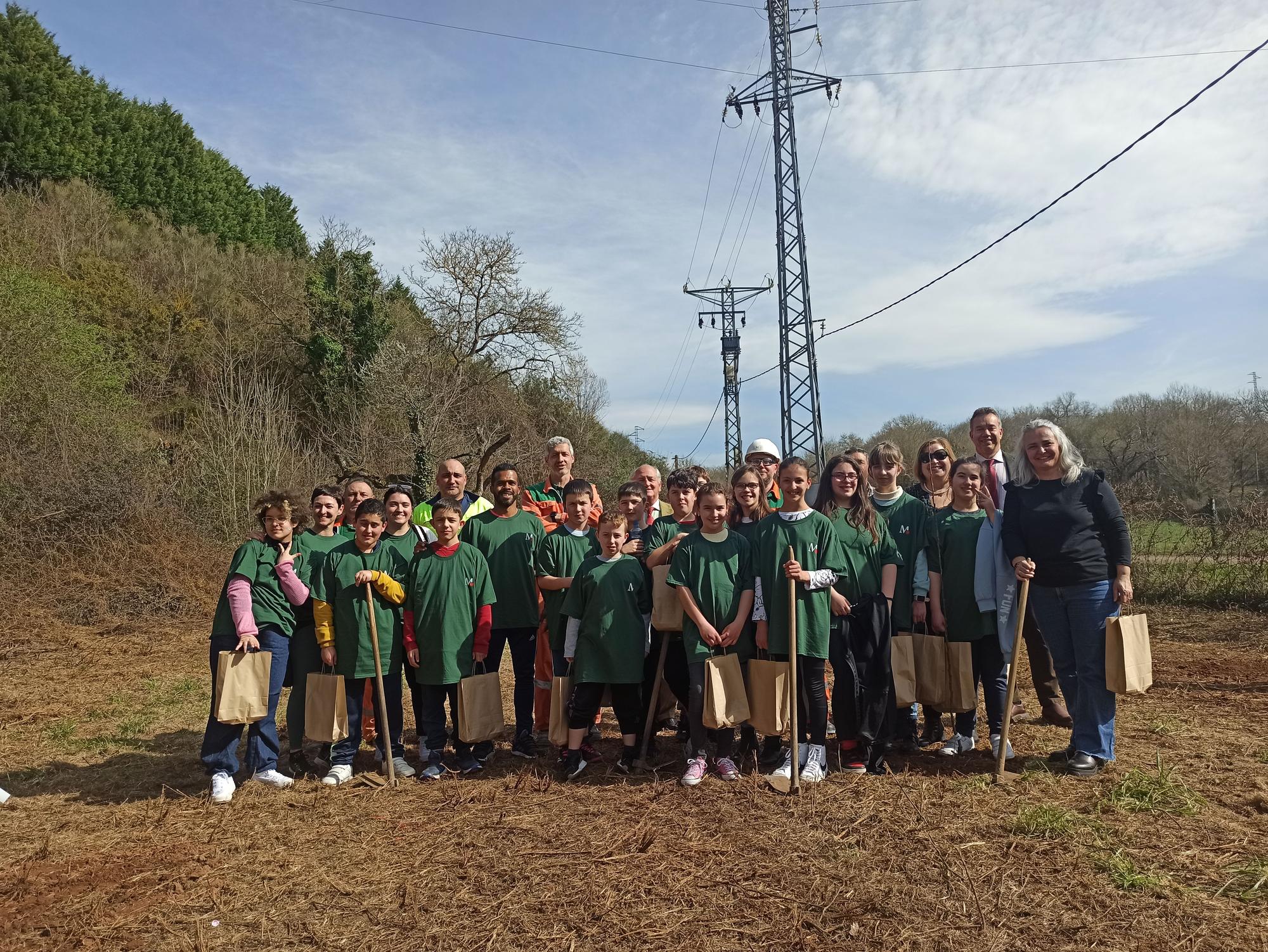 Los escolares de San Cucao ponen freno a la huella de carbono con la plantación de árboles frutales, así fue la jornada ambiental