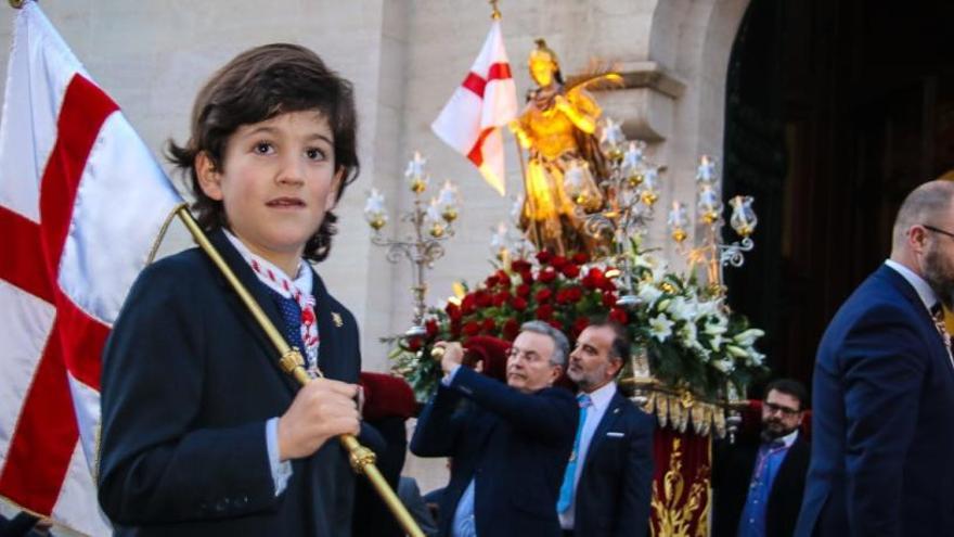 El niño Sant Jordiet, Álvaro Santacreu, a la salida de la iglesia de San Jorge.