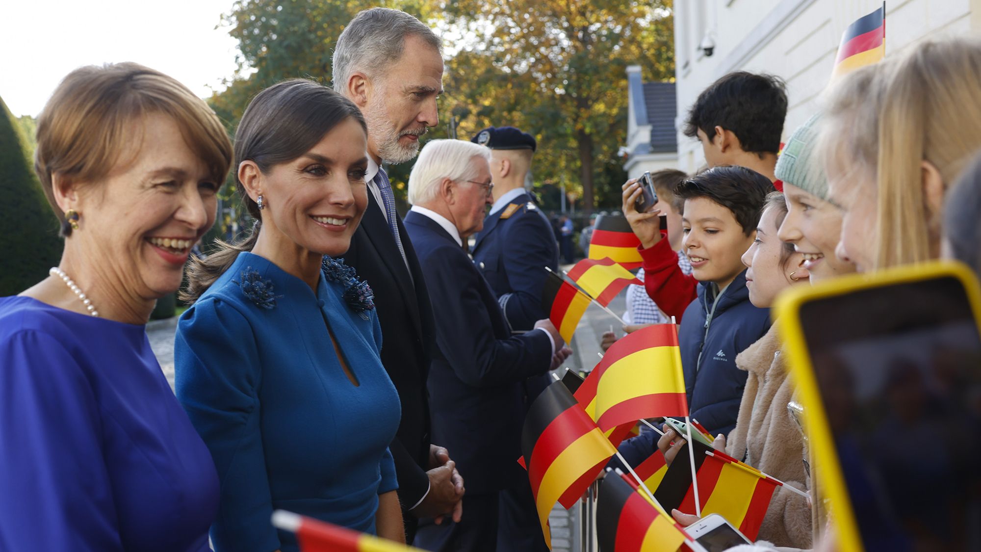 El rey Felipe VI saluda unos niños en la visita de Estado a Berlín