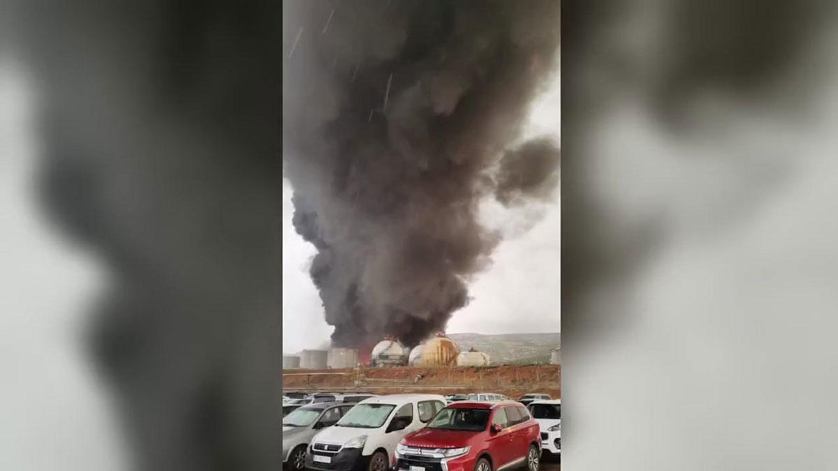 Un rayo provoca un incendio en un depósito de Repsol en Puertollano.