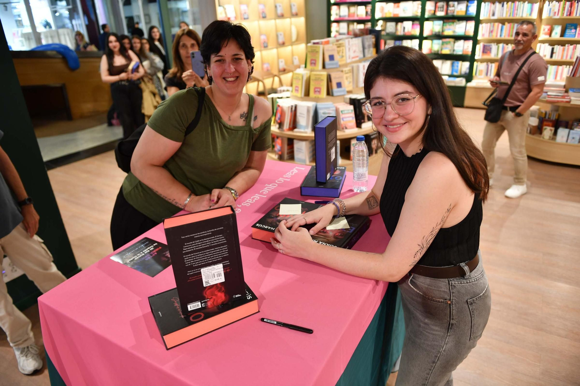 Colas en A Coruña para la firma de libros de Joana Marcús