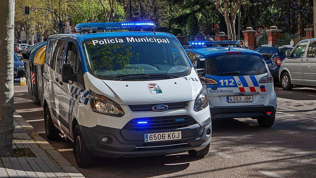 Un coche patrulla y la furgoneta de atestados de la Policía Municipal en una intervención en la capital.