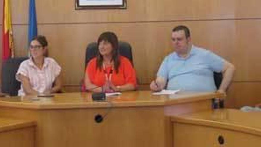 Isaac Cuervo, de la Fundación Philippe Cousteau; Paula Prendes, concejala; Amelia Fernández, alcaldesa; Lauren García, poeta del alba, y José Marcelino García, organizador de la Alborada.