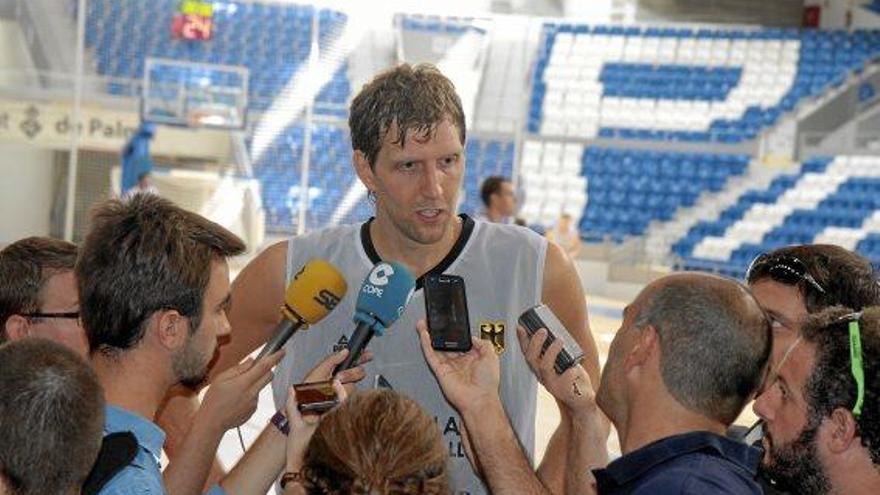 Dirk Nowitzki stelle sich am Mittwoch (12.8.) mit seinen Mannschaftskollegen der Presse in Palma