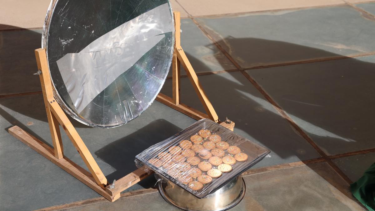 Galletas cocinándose en el horno solar