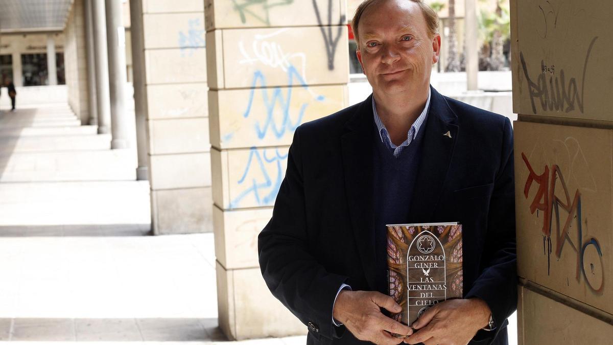 El escritor y veterinario Gonzalo Giner con su novela ‘La sombra de los sueños’, en su reciente visita a Zaragoza.