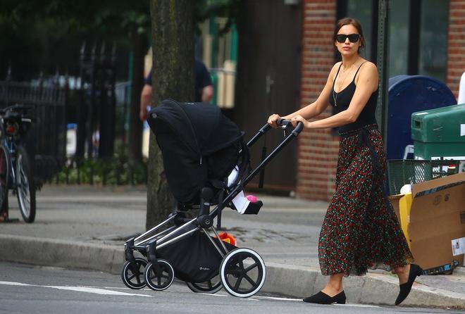 Irina Shayk, con su look de flores en Nueva York