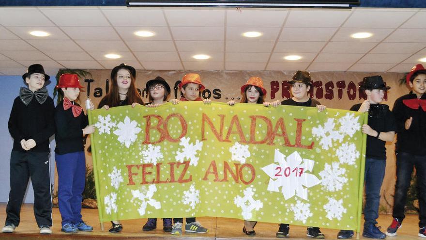 Escolares de O Foxo, ayer, durante su festival navideño.