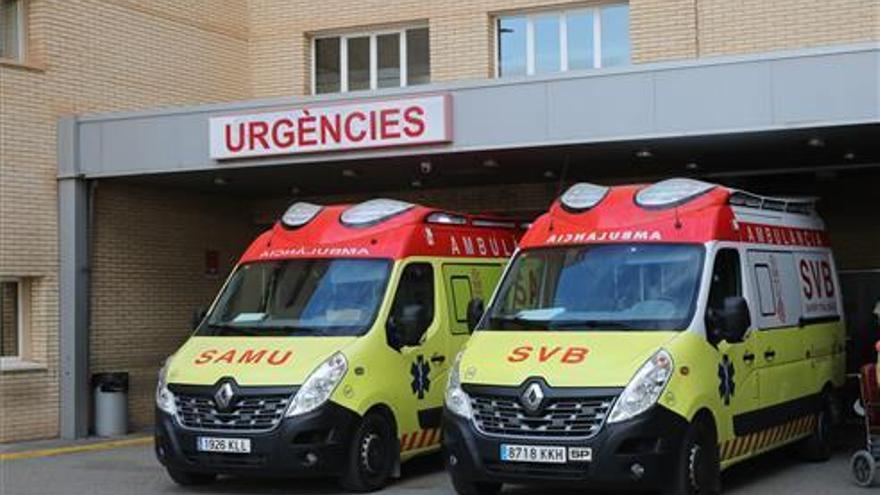 Ambulancias en la entrada de Urgencias de un hospital valenciano.