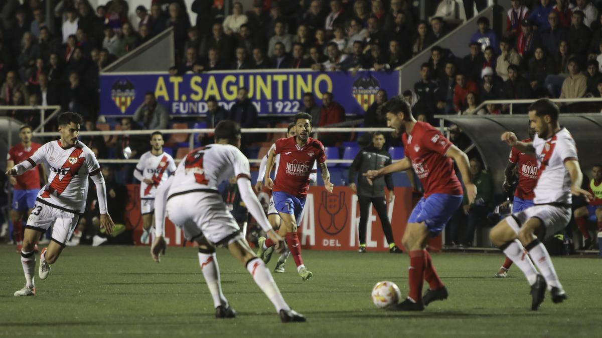 Partido de futbol de la Copa del Rey entre el Atlético Saguntino y el Rayo Vallecano.