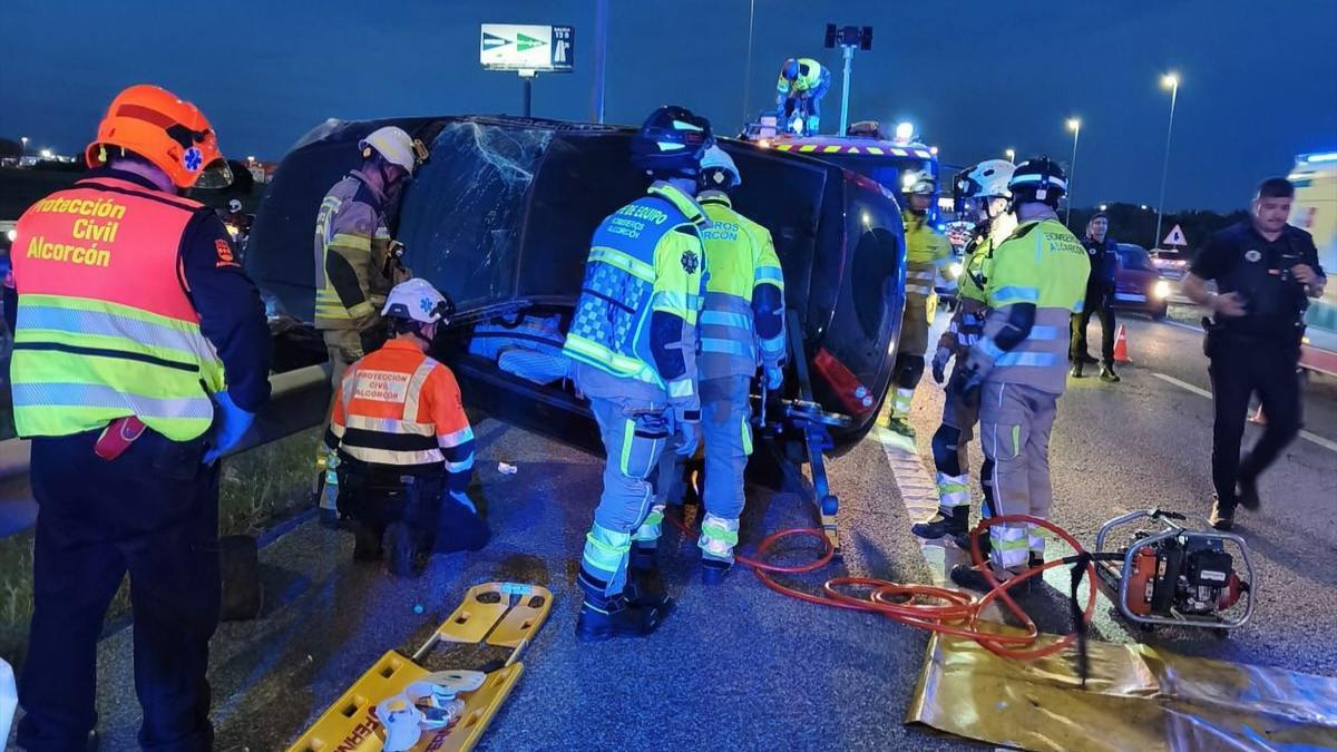 Rescatan a una mujer atrapada en el interior de un vehículo después de volcar en Alcorcón.