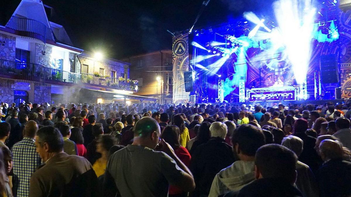 Verbena en la Plaza Mayor de Alcañices antes de la pandemia. | |  CH. S.