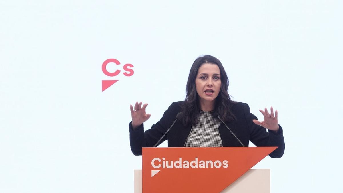 La presidenta de Ciudadanos, Inés Arrimadas, en rueda de prensa tras la reunión del comité permanente del partido, este 10 de noviembre en Madrid.