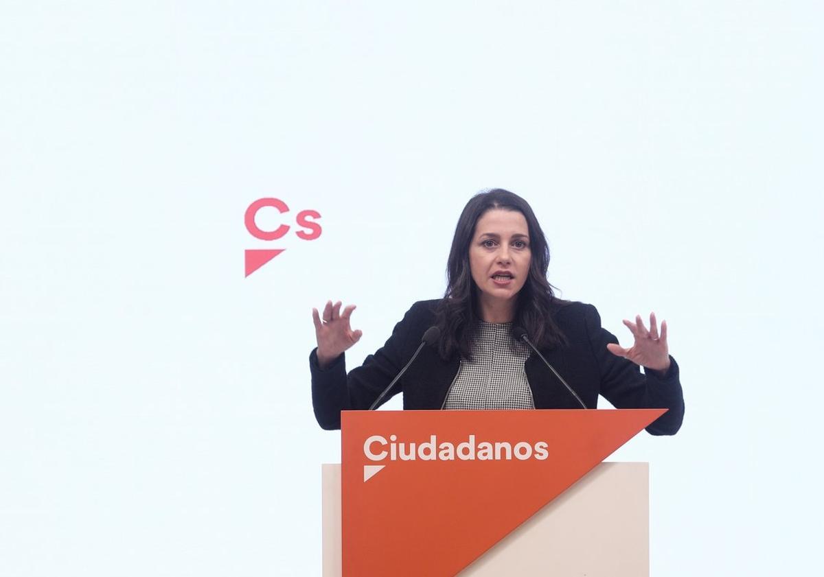 La presidenta de Ciudadanos, InÃ©s Arrimadas, ofrece una rueda de prensa posterior a la reuniÃ³n del ComitÃ© Permanente de Ciudadanos, en Madrid, (EspaÃ±a), a 10 de noviembre de 2020. El encuentro se ha centrado en las nuevas condiciones del partido para apoyar el proyecto presupuestario para 2021.