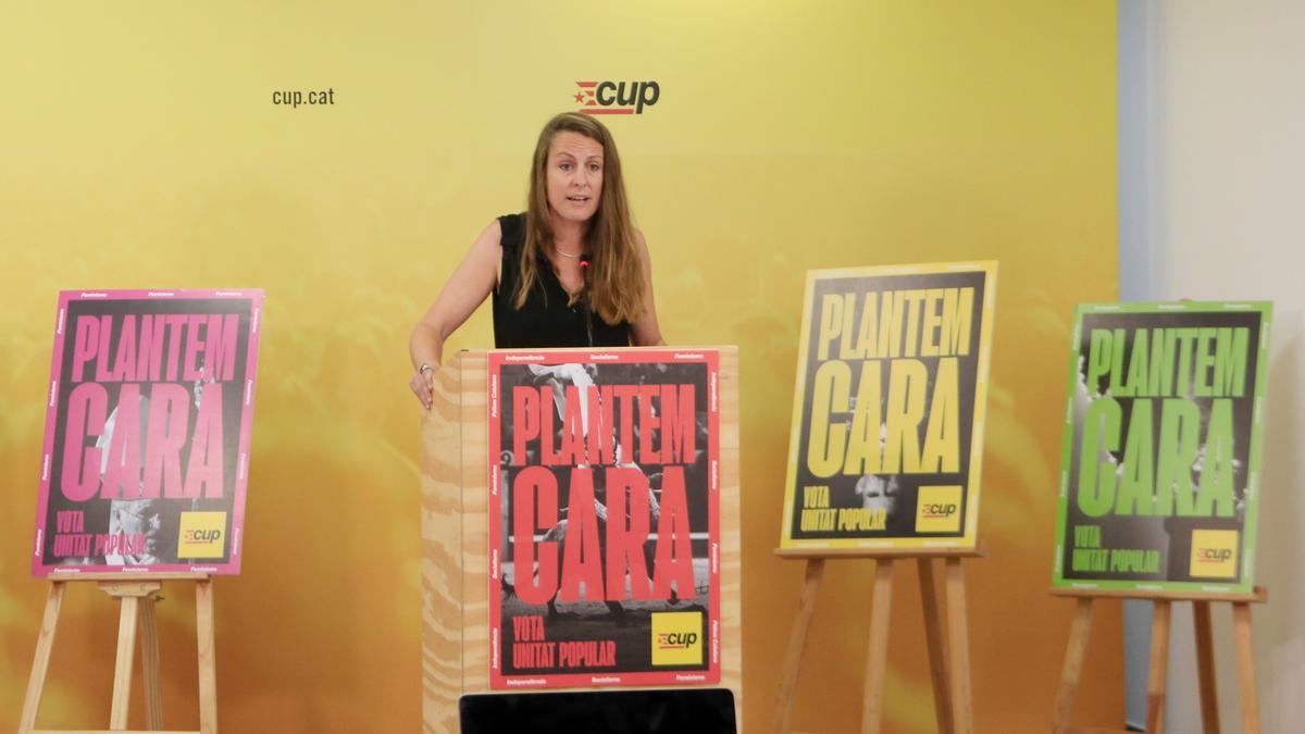 La cap de llista de la CUP a Girona, Mireia Vehí, envoltada dels cartells de la campanya del 23-J en una roda de premsa a la seu de la formació a Barcelona.